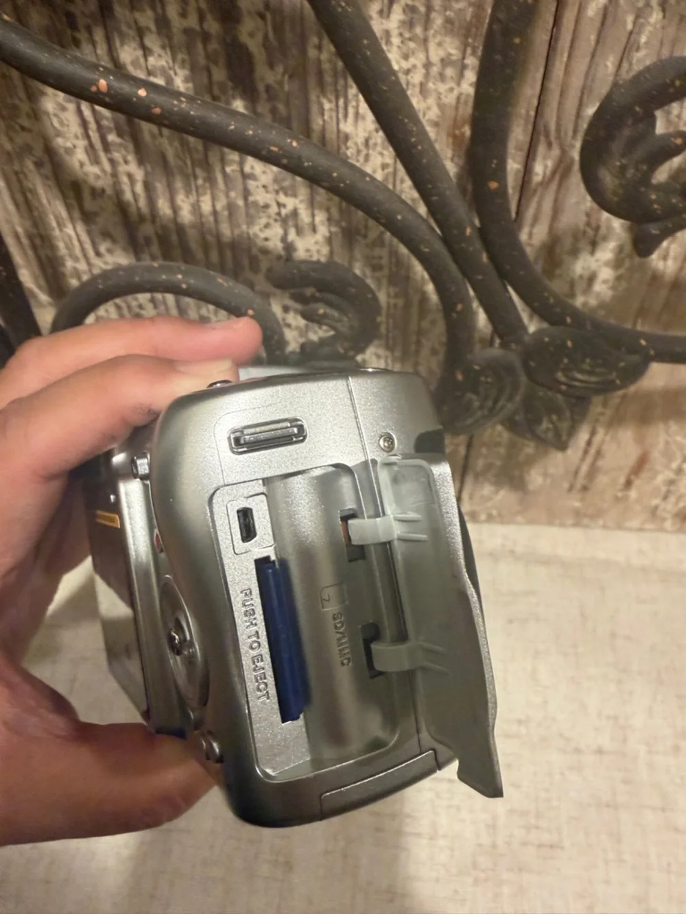 Kodak Silver Digital Camera wSchneider-Kreuznach Lens a Kodak EasyShare Z710